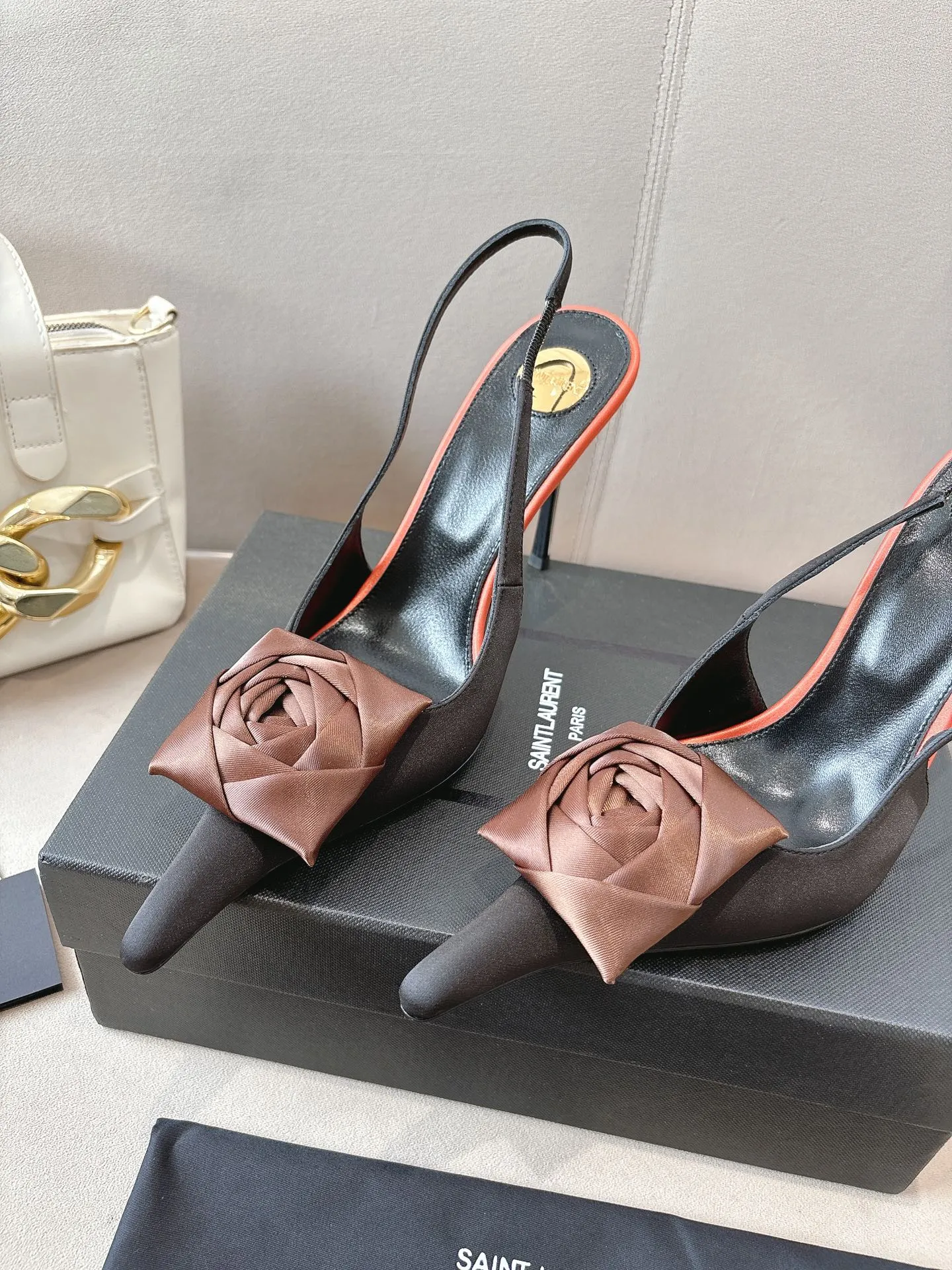 👟👟Ex-factory price 680👟👟 Saint Laurent ysl 25ss/autumn and winter ready-to-wear flower series catwalk style high heels. The toe and contrasting color design make the final effect quite impressive. The different colors are also very beautiful. Straight heels, curved heels, with flowers, and without flowers can be selected. Only YSL understands women’s hearts best and does not accept refutation. It is a super invincible feminine artifact, a must-have for women (z-brand full-body customization, own molded hardware accessories, perfect consistency) ✔ Upper: imported cow patent leather ✔ Inner lining: imported 🐑 goat leather ✔ Sole: imported genuine leather outsole ✔ Heel height: 10.5cm ✔ Size: 36-39 (40, 41, 42 can be customized and non-returnable) Flower style (full set of packaging)